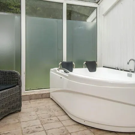 בית נופש Five-bedroom Holiday In Logstor